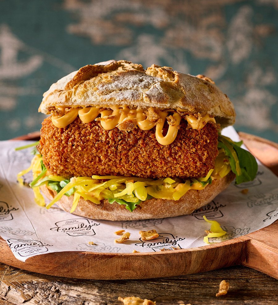 Kroket Special Bali met rendang kroket, atjar, krokante uitjes en spicy samurai sauce bij Family